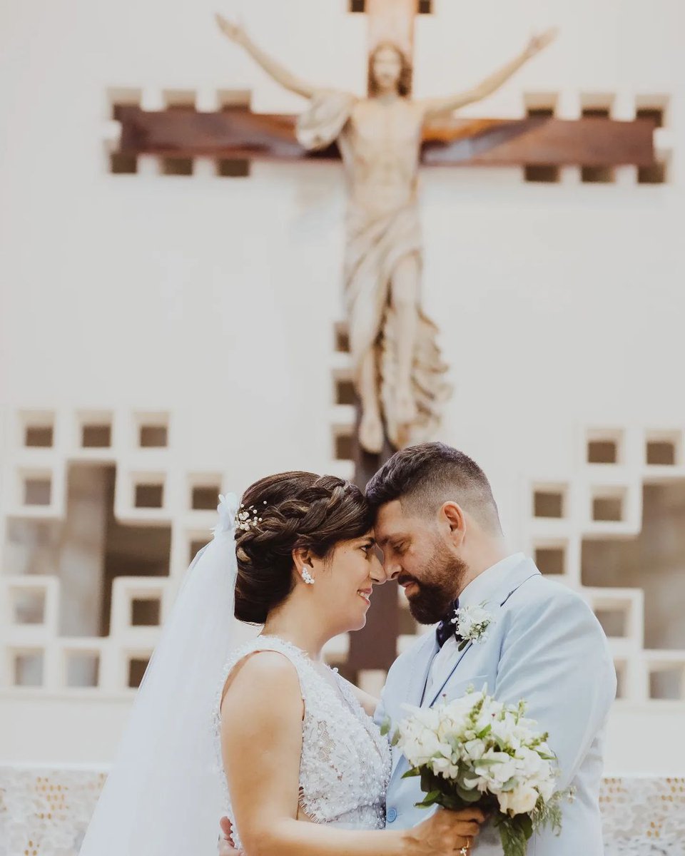 "Acima de tudo, porém, revistam-se do amor, que é o elo perfeito" (Colossenses 3:14)

Feliz Dia dos Namorados!

@guganegreiros❤️

Foto: @thiagobrandaofotografia
