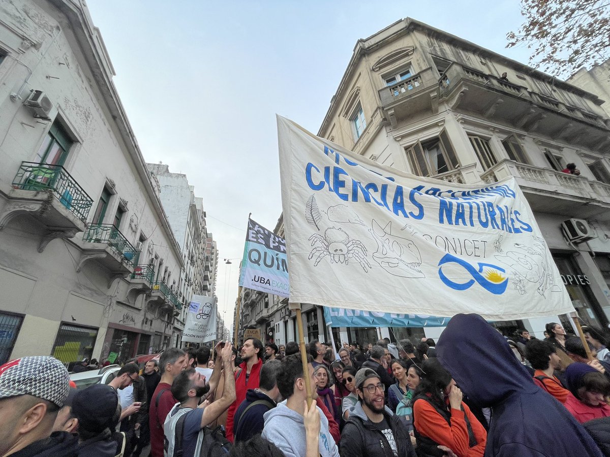 No al desmantelamiento del sistema científico y tecnológico de nuestro país 
#NoALaLeyBases
Acá frente al Congreso de la Nación