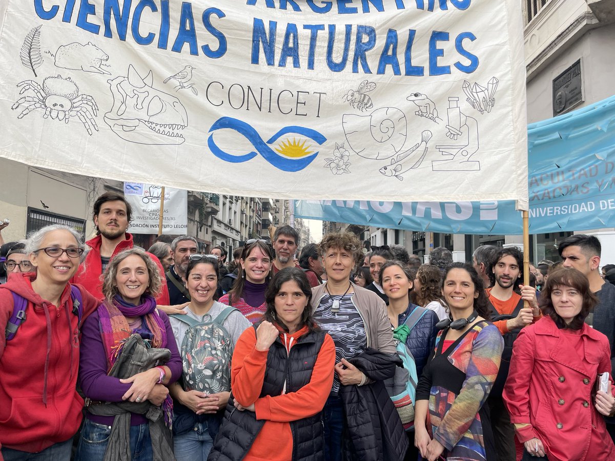 GamarnikLab's tweet photo. No al desmantelamiento del sistema científico y tecnológico de nuestro país 
#NoALaLeyBases
Acá frente al Congreso de la Nación https://t.co/o7tlMkJgaL