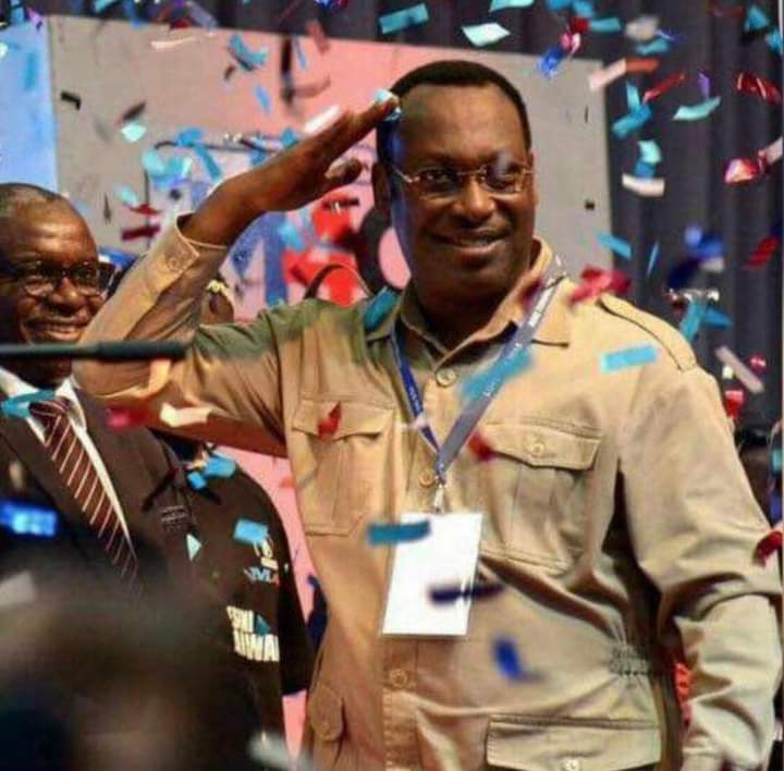 MmbettaJ's tweet image. Utaongea viingereza vyote lakini Wewe katika maisha yako huwezi kuandika kitabu bila kumtaja kiheshima Mhe Mbowe #labda uwe ndumilakwili. Alietunga ule wimbo wa Mwamba Tuvushe,Wasaliti Unao ,Wafia Chama Unao ,Hakika MUNGU ailaze pema roho yake maana aliona mbali Sana.