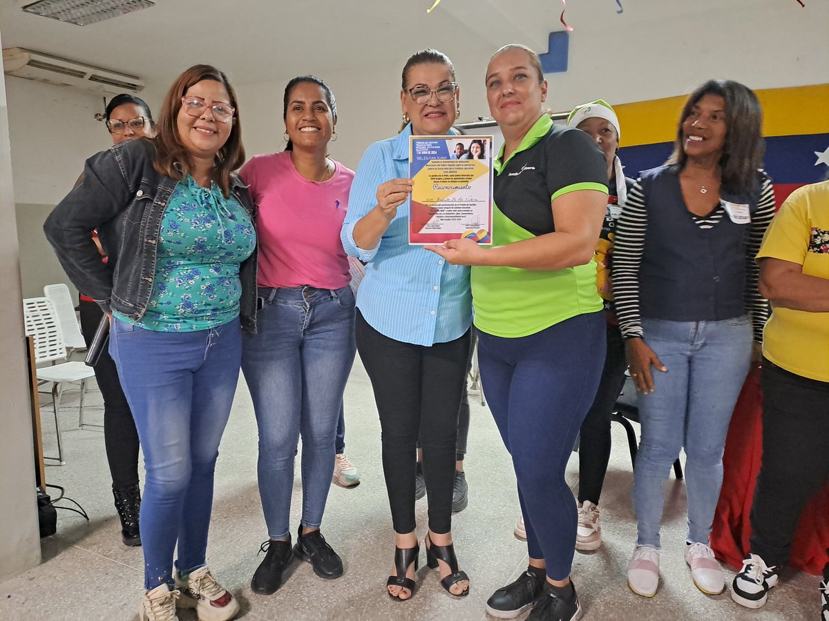 Desde la  Escuela Técnica de Arte Musical Federico Villena entregamos el Premio de Gestión Institucional Integral de Calidad Educativa "Belen San Juan" fase estadal. 

¡En Aragua La Educación Reverdece! 
#CreemosEnNuestraGente 
<a href="/NicolasMaduro/">Nicolás Maduro</a> 
<a href="/_LaAvanzadora/">Yelitze Santaella</a> 
<a href="/Soykarinacarpio/">Karina Carpio</a>