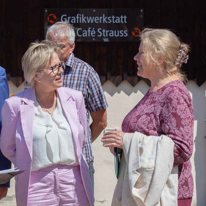 Käthe Kollwitz Haus Moritzburg (@kollwitzhaus) on Twitter photo Sanierung des Käthe Kollwitz Hauses in Moritzburg kann starten
Das <a href="/smktsachsen/">Sächsische Staatsministerin für Kultur & Tourismus</a> fördert die Sanierung aus den sogenannten PMO-Mitteln mit 100.000 Euro.
Mehr #KätheKollwitz auf Instagram: instagram.com/p/C8IH17RIoaA/… Sanierung des Käthe Kollwitz Hauses in Moritzburg kann starten
Das <a href="/smktsachsen/">Sächsische Staatsministerin für Kultur & Tourismus</a> fördert die Sanierung aus den sogenannten PMO-Mitteln mit 100.000 Euro.
Mehr #KätheKollwitz auf Instagram: instagram.com/p/C8IH17RIoaA/…