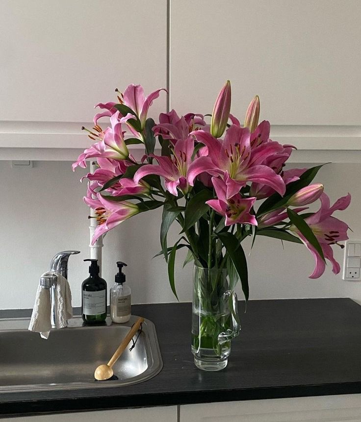 i3Moment's tweet image. Lilies