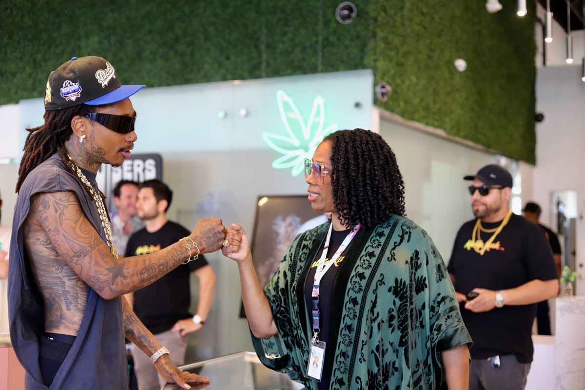 Goldflora_CA's tweet photo. Yesterday, Gold Flora celebrated the release of @khalifakush Baby Turtle across CA with the first sale and a M&amp;G with @wizkhalifa at Calma, continuing the event at the @ogcannabiscafe for an amazing launch day! 🐢
Thank you to @khalifakush, @ogcannabiscafe &amp; all who attended! https://t.co/k7wzROivE4