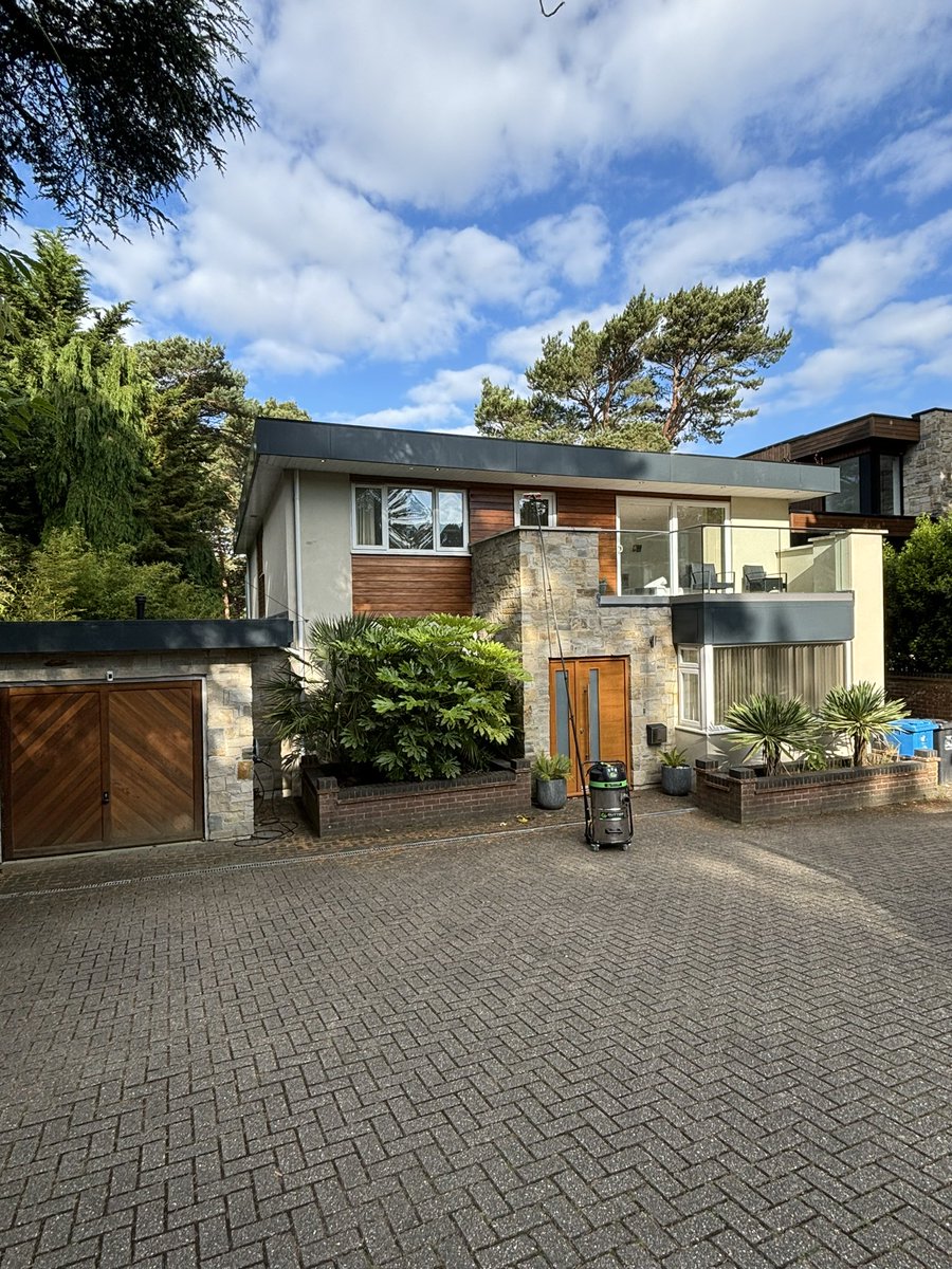 bluecloverclean's tweet photo. A full MOT on this property in Canford Cliffs today by the team , which included :
• Window Cleaning
• Gutter Clear / Clean 
•Conservatory Roof Clean 
#windowcleaning 
#Exteriorclean
#Poole
#Bournemouth https://t.co/78EsU7wY3p