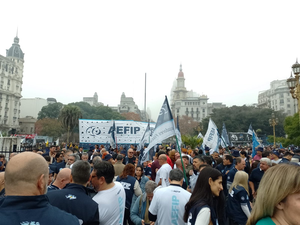 Rederrege's tweet photo. ESTUVIMOS DONDE HAY QUE ESTAR
Le dijimos que no a la perjudicial Ley Bases y que el Senado no sancione la ley. Lamentablemente la represión despejó la Plaza y aledaños con el objetivo que más personas se dirijan a la misma a manifestar el rechazo a la Ley. https://t.co/LmXEuP2wPV