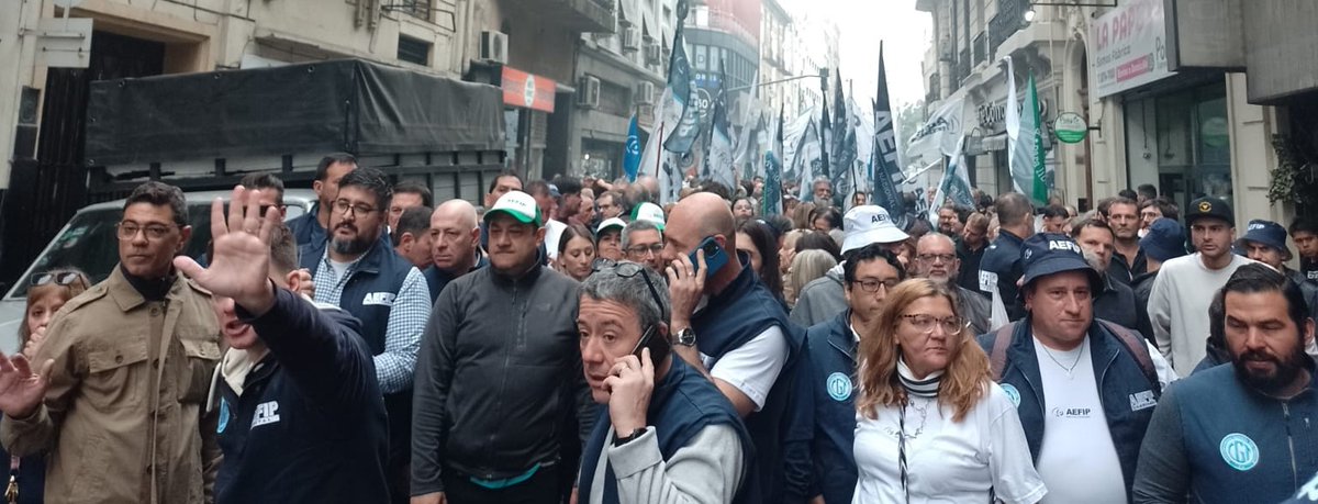 Rederrege's tweet photo. ESTUVIMOS DONDE HAY QUE ESTAR
Le dijimos que no a la perjudicial Ley Bases y que el Senado no sancione la ley. Lamentablemente la represión despejó la Plaza y aledaños con el objetivo que más personas se dirijan a la misma a manifestar el rechazo a la Ley. https://t.co/LmXEuP2wPV