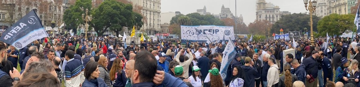 ESTUVIMOS DONDE HAY QUE ESTAR
Le dijimos que no a la perjudicial Ley Bases y que el Senado no sancione la ley. Lamentablemente la represión despejó la Plaza y aledaños con el objetivo que más personas se dirijan a la misma a manifestar el rechazo a la Ley.