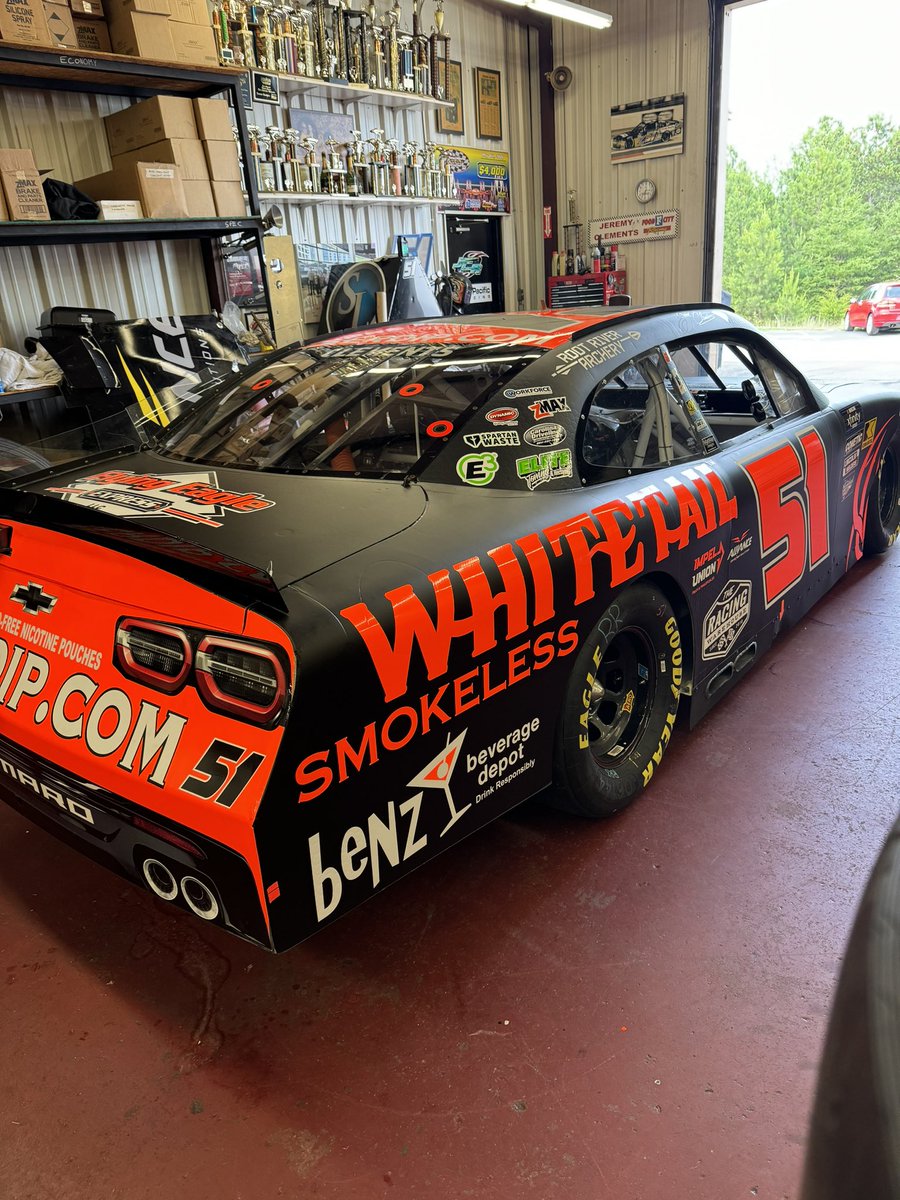 AdamKingBSU's tweet photo. This scheme is 🔥!!!  @JClements51 and @JCR_Clements51 are going to going hard in Iowa!   Always fun when the Wisconsin partners jump on board with all the partners!   @whitetaildip @RootArchery @Benz_Beverage_Depot #FlyingEagleExpress https://t.co/GNXowjwjtr
