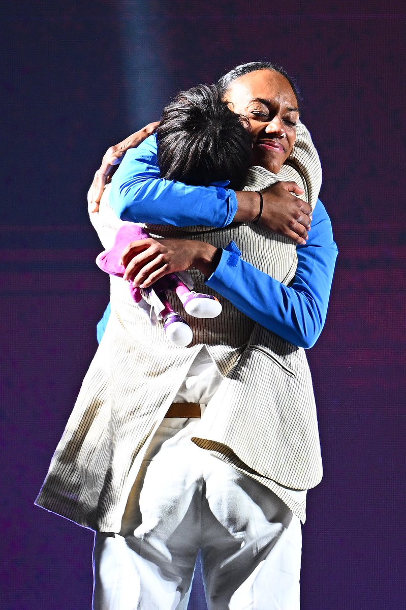 EuroAthletics's tweet photo. Larissa Iapichino 🇮🇹 receives her long jump silver medal from her mum Fiona May. 🥹

I’m not crying, you’re crying. 😭

#Roma2024 https://t.co/lDC7NY1gO0