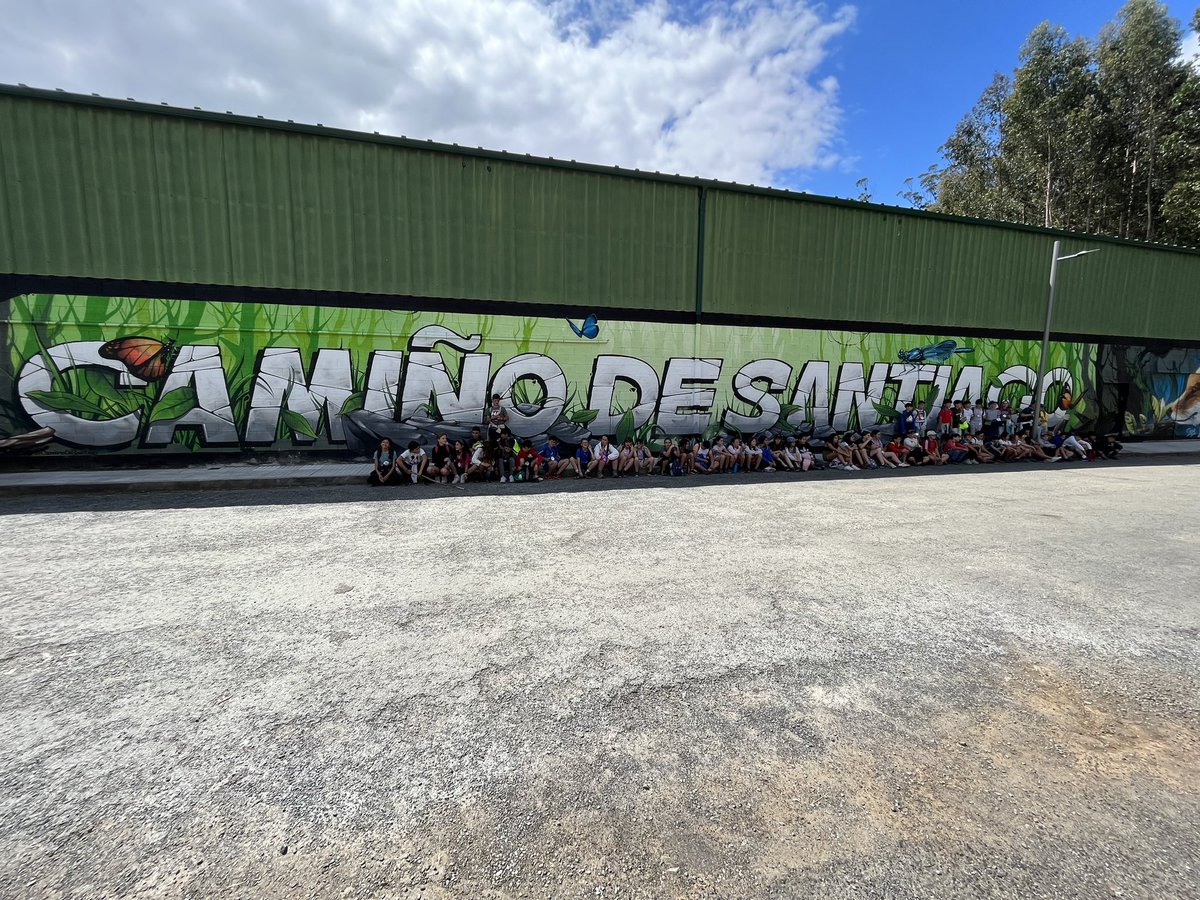 Tras un largo viaje en bus, hemos llegado a Galicia para comenzar a hacer las dos  últimas etapas del Camino de Santiago.

Es la última parte del proyecto que nuestros alumnos de 5° y 6° llevan realizando todo el curso.