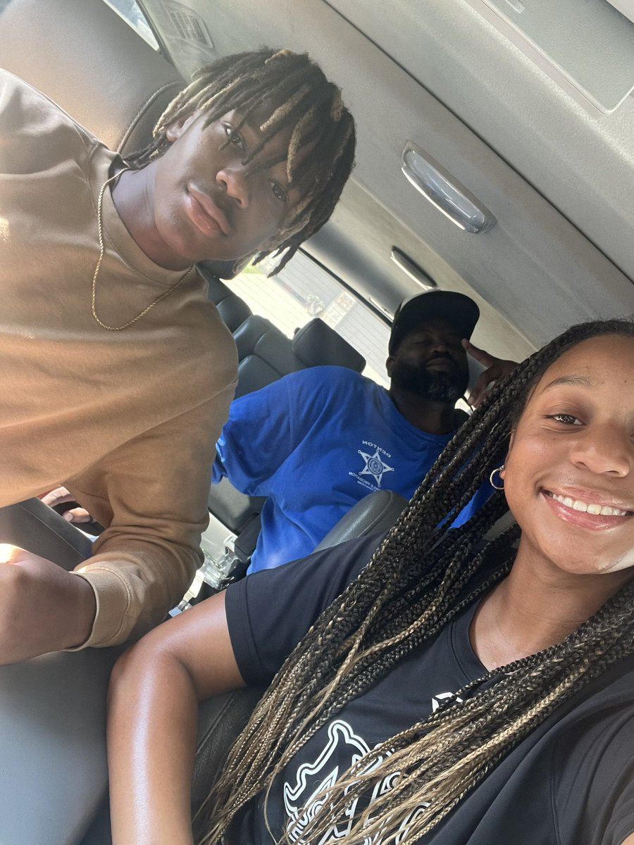 AlyseCornist's tweet photo. Kansas here we come! #KansasBound #RoadTripSelfie @AMNTX18u_Jeff @AMNTX18u https://t.co/X0hJV8ArJm