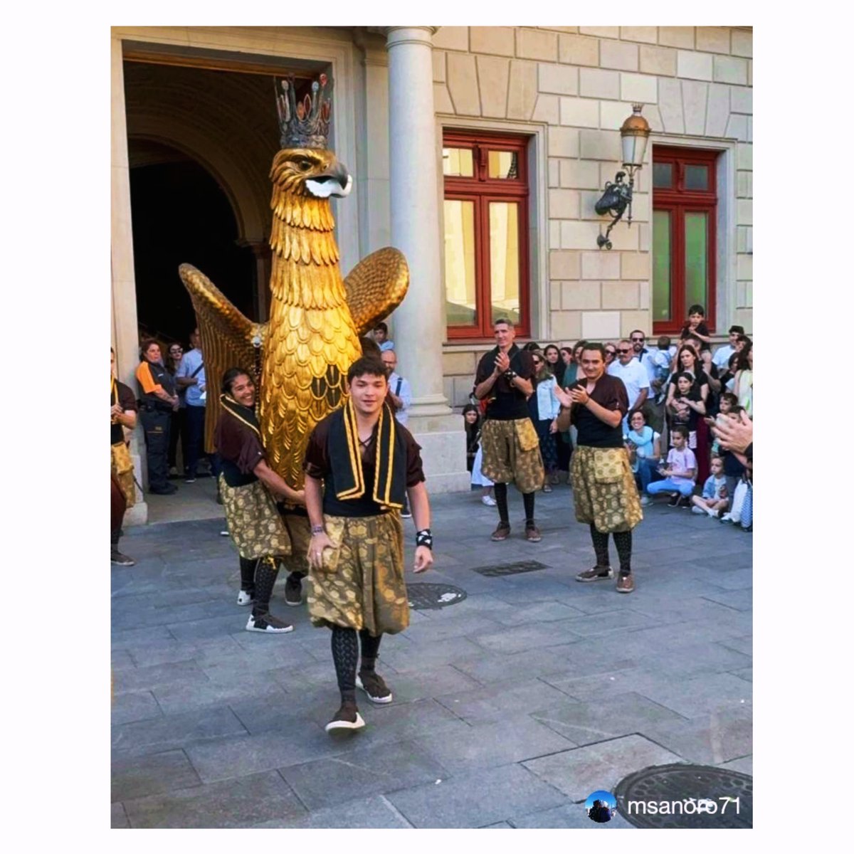 aligadeReus's tweet photo. #Repost @msanoro71

Emocions...no calen paraules #PortadorDeLAliga #somnis #quindiamesbonic #testimemxavi❤️ #cracreus #AligaDeReus 
#Corpus #AligaDeCatalunya #AliguesDeCatalunya #AliguesDelsPaisosCatalans #BallDeLAliga #DansaDeLAliga #FiguresZoomorfiques #ImatgeriaFestiva https://t.co/Y1WZ5nsqwe