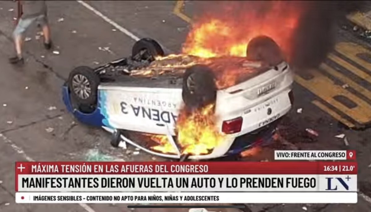 clarisaarmando's tweet photo. Los violentos de siempre que no toleran la democracia ni perder privilegios. 
#LeyDeBases https://t.co/tizZXpFIX3