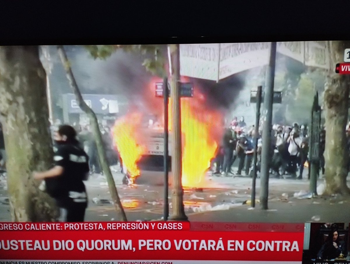 Roloambrosio's tweet photo. Según los ensobrados de C5Nestor dicen que la gente fué de forma pacífica al congreso.  
#leydebases https://t.co/zWnkFdjUk7
