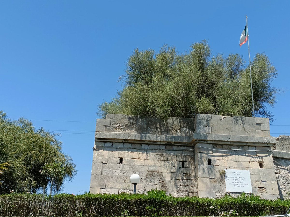 ScruffyJiver's tweet photo. Avoiding the 'tyranny of Overlord' and instead walking the ground with Roberto Piccione on a private Op Husky tour in Sicily. I highly recommend him to any fellow afflicted who find themselves in or around Syracuse. https://t.co/aE9K3QreuV