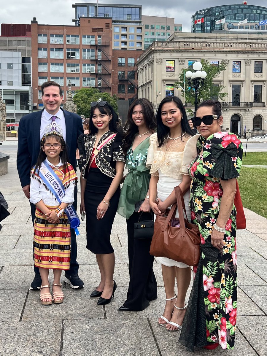 marcomendicino's tweet photo. Honoured as Chair of the 🇨🇦🇵🇭Inter-Parliamentary Friendship Group, along with my friend, Ambassador Austria, to raise the flag on the Hill marking the 126th anniversary of Philippines Independence and the 75th anniversary of Canada/Philippines bilateral relations. Mabuhay! https://t.co/6ncAB774MX