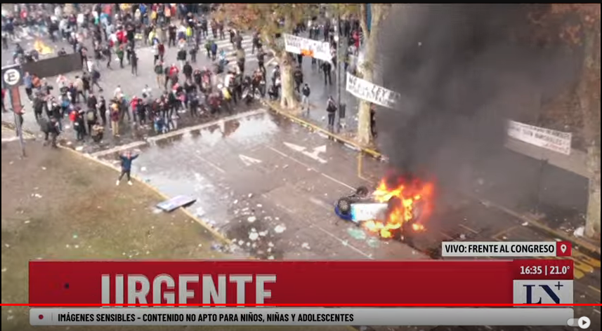 _menosimpuestos's tweet photo. Con el terrorismo no se negocia. 
Ni un milímetro hacia atrás.
Balas, gases, palos y lo que haga falta.
Todos presos.
#LeyBases https://t.co/EpAKsQvpdE