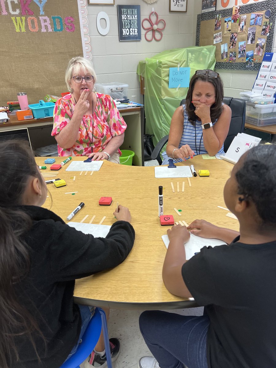 AnjulenaJ_ARI's tweet photo. LRS D. Fitzgerald from  ⁦@BPESArtsAcademy⁩ co-teaching a phoneme-grapheme mapping lesson with interventionist D. Teems from ⁦@ChalkvilleES⁩. Coaching continues to happen during SOAR! ⁦@JefcoedK_5⁩ ⁦@Alabama_Reading⁩ https://t.co/HOYduXVhNt