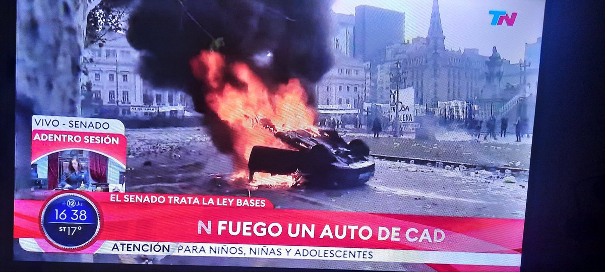 sandra022M's tweet photo. Barbarie absoluta!
Esto buscó y generó la oposición haciéndote creer que cuidan tus derechos.
Hijos de put* la Patria no se rompe porque venderla se la vendían entre ustedes ladrones!

#LeyBases https://t.co/ymehuiMk62