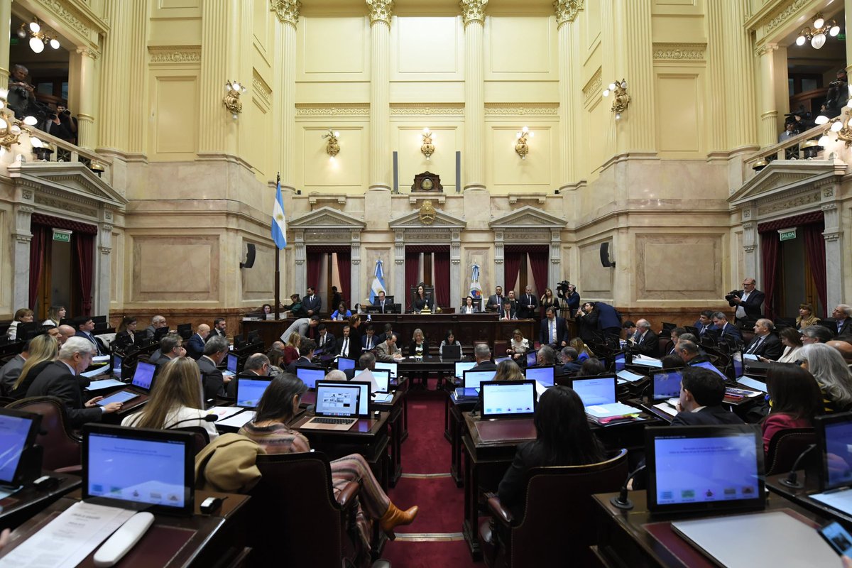 Los K hicieron el intento de frenar la sesión en la Cámara de Senadores con la excusa de ver la situación en la calle. O sea los senadores a los cuales les pagamos para legislar van a chequear cómo se desarrolla el plan de seguridad en la calle, facultad de la que carecen. No
