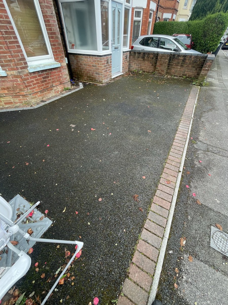 bluecloverclean's tweet photo. Some before and afters of a driveway and wall completed today by the team . In the Charminster area .

#pressurewashing 
#tarmac
#bournemouth
#exteriorcleaning https://t.co/eTQYScPNrL
