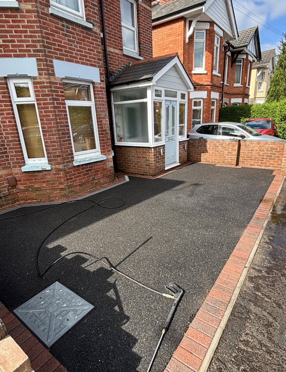bluecloverclean's tweet photo. Some before and afters of a driveway and wall completed today by the team . In the Charminster area .

#pressurewashing 
#tarmac
#bournemouth
#exteriorcleaning https://t.co/eTQYScPNrL