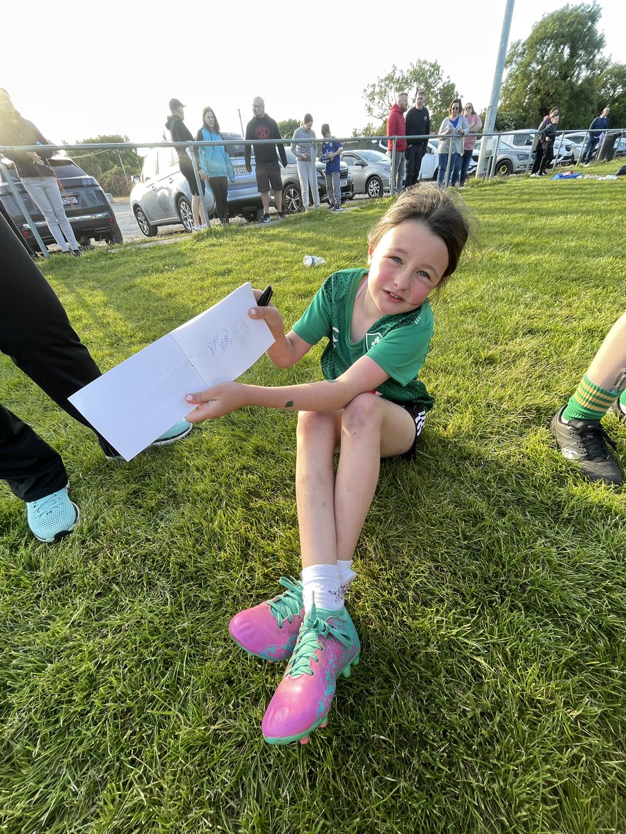 Louise_McCleery's tweet photo. An enormous thank you to Dannah O’Brien for surprising our @BalbrigganRFC Give It A Try girls on their final night of the programme!

“I’m never washing my jersey” 

@IrishRugby @canterburyNZ @leinsterrugby https://t.co/FSVvb0olPK