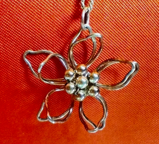 InessaW29's tweet photo. Stunning Vintage Classic STERLING SILVER Floral NECKLACE GREAT for GIFT UK

https://t.co/lFPyAUZjCp

#silvernecklace #floral #stunning #posh #pendant #ebayfinds #gifts #cute #gilt #Presents #birthday #necklace #chain #prom https://t.co/lvqEYXkz9S