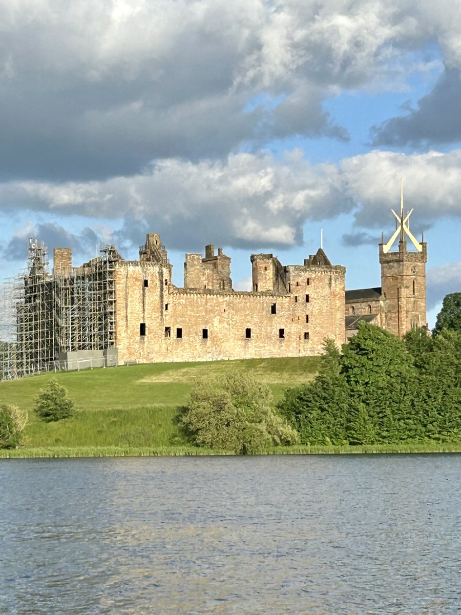 Derek_Douglas50's tweet image. DAUNDERED:
The Stewarts still have the builders in but the recently re-guilded St Michael’s steeple looks grand in the evening light. Nice sky. 
#linlithgowpalace