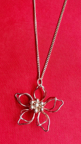 InessaW29's tweet photo. Stunning Vintage Classic STERLING SILVER Floral NECKLACE GREAT for GIFT UK

https://t.co/lFPyAUZjCp

#silvernecklace #floral #stunning #posh #pendant #ebayfinds #gifts #cute #gilt #Presents #birthday #necklace #chain #prom https://t.co/lvqEYXkz9S
