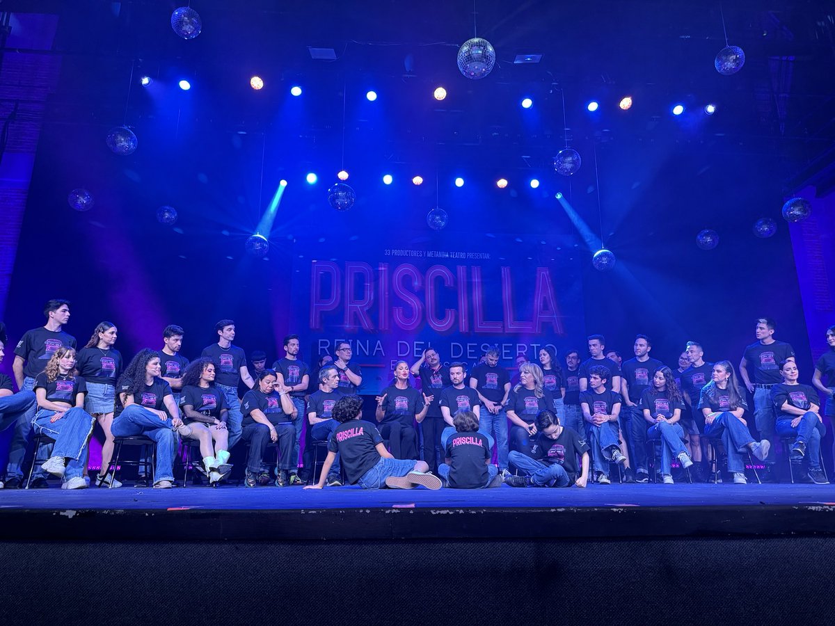 ElAquelarre_'s tweet photo. En la presentación a prensa de #Priscila, La Reina Del Desierto, @JoserraZuniga confirma que el musical se adaptará para suceder en el desierto norteño mexicano, en tiempo presente, y tendrá canciones mexicanas además de las que conocemos de rocola pop de la obra original. https://t.co/7M4ZIznSY8