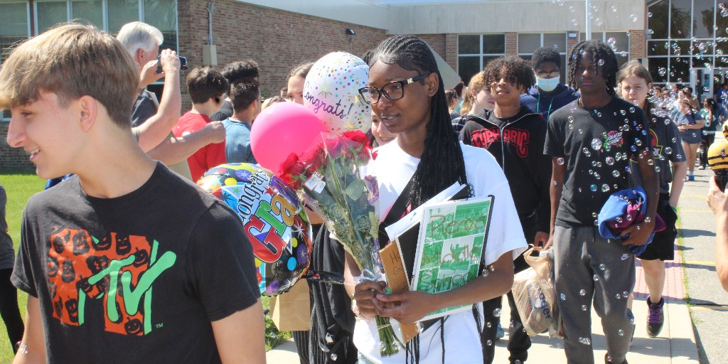 Thank you to all of our students, staff and families for another fantastic school year! Here are a few pics from some of our clap-out celebrations earlier today. Wishing you all a safe, relaxing and enjoyable summer break. 
#LastDayOfSchool #SummerBreak