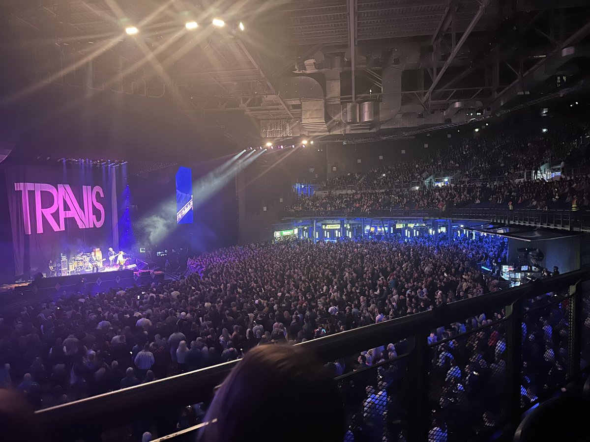 chessi9's tweet photo. The Killers with TRAVIS as warm up ❤️ https://t.co/4wtEI0Y9Dq