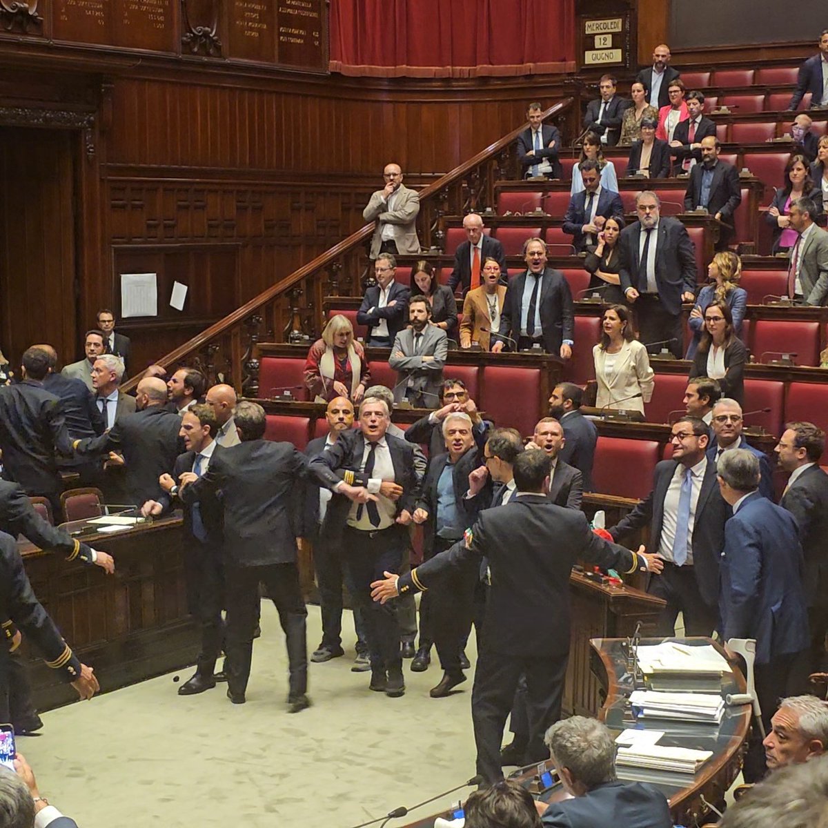 roxsasso's tweet photo. Oggi alla Camera: 
Ricciardi (m5s) infanga la memoria di Berlusconi durante la sua commemorazione.
Donno (m5s) blocca i lavori e si scaglia contro un Ministro.
Stumpo (pd) ci lancia una sedia addosso.
Cari pennivendoli di sinistra che gridate ai #fascisti, siete dei disonesti. https://t.co/pYVfbxQnYL