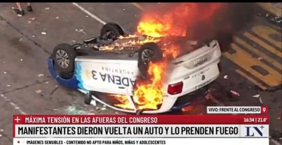 diegocabot's tweet photo. La peor cara de la intolerancia.
No importa que hace meses se negocia una ley, que hay un #congreso elegido. Una  espantosa postal que acostumbra a dejar parte del kirchnerismo, del sindicalismo, la izquierda y los movimientos sociales
El resto de la gente, intenta hacer un país https://t.co/aFWl3q4IwO