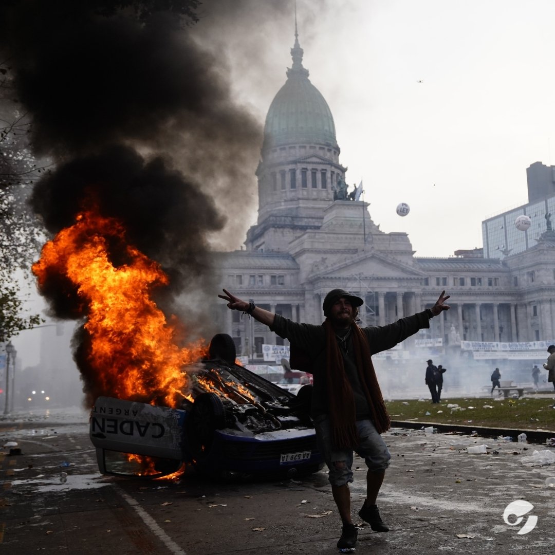 ✌️eeee ameo milei e un peligro para la democracia