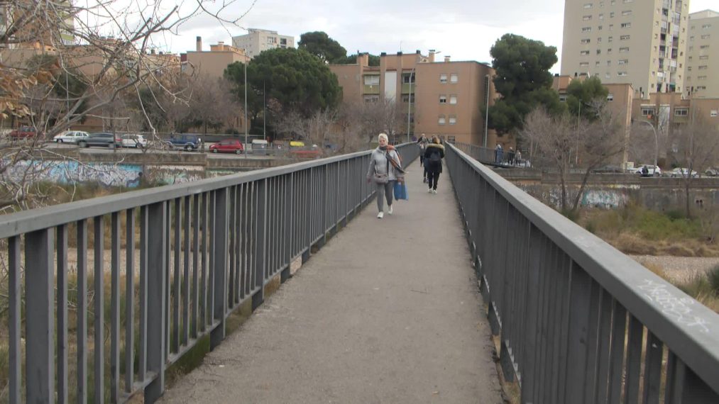 CanalTerrassa's tweet image. 🚧|  Dilluns començaran les obres de millora de la passarel·la de Sant Llorenç, sobre #LesArenes, amb: 

- nou paviment
- rehabilitació de l’estructura
- segellat de fissures
- reducció pendent a les rampes
- noves lluminàries i baranes

👉terrassadigital.cat/dilluns-comenc… #Terrassa