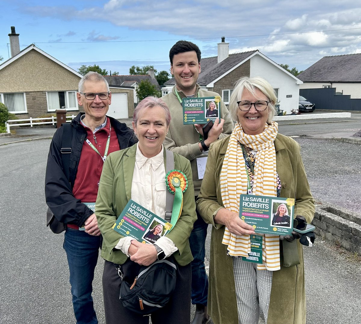 LSRPlaid's tweet photo. Braf ymgyrchu yn Waunfawr a Groeslon heddiw รข chriw @Plaid_Cymru. Diolch i @siangwenfelin am ei chefnogaeth yn y #Groeslon. Diolch hefyd i griw Plaid #Llลทn am eu cymorth yn #Nefyn heno.
Dros GYMRU ๐ด๓ ง๓ ข๓ ท๓ ฌ๓ ณ๓ ฟ
#LSRPlaid24 #DwyforMeirionnydd
๐๐๐ด๓ ง๓ ข๓ ท๓ ฌ๓ ณ๓ ฟ https://t.co/VA3zA60XFH