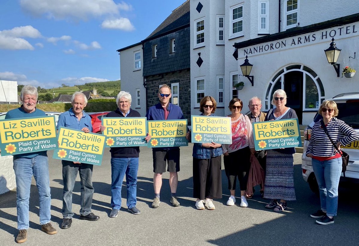 LSRPlaid's tweet photo. Braf ymgyrchu yn Waunfawr a Groeslon heddiw รข chriw @Plaid_Cymru. Diolch i @siangwenfelin am ei chefnogaeth yn y #Groeslon. Diolch hefyd i griw Plaid #Llลทn am eu cymorth yn #Nefyn heno.
Dros GYMRU ๐ด๓ ง๓ ข๓ ท๓ ฌ๓ ณ๓ ฟ
#LSRPlaid24 #DwyforMeirionnydd
๐๐๐ด๓ ง๓ ข๓ ท๓ ฌ๓ ณ๓ ฟ https://t.co/VA3zA60XFH