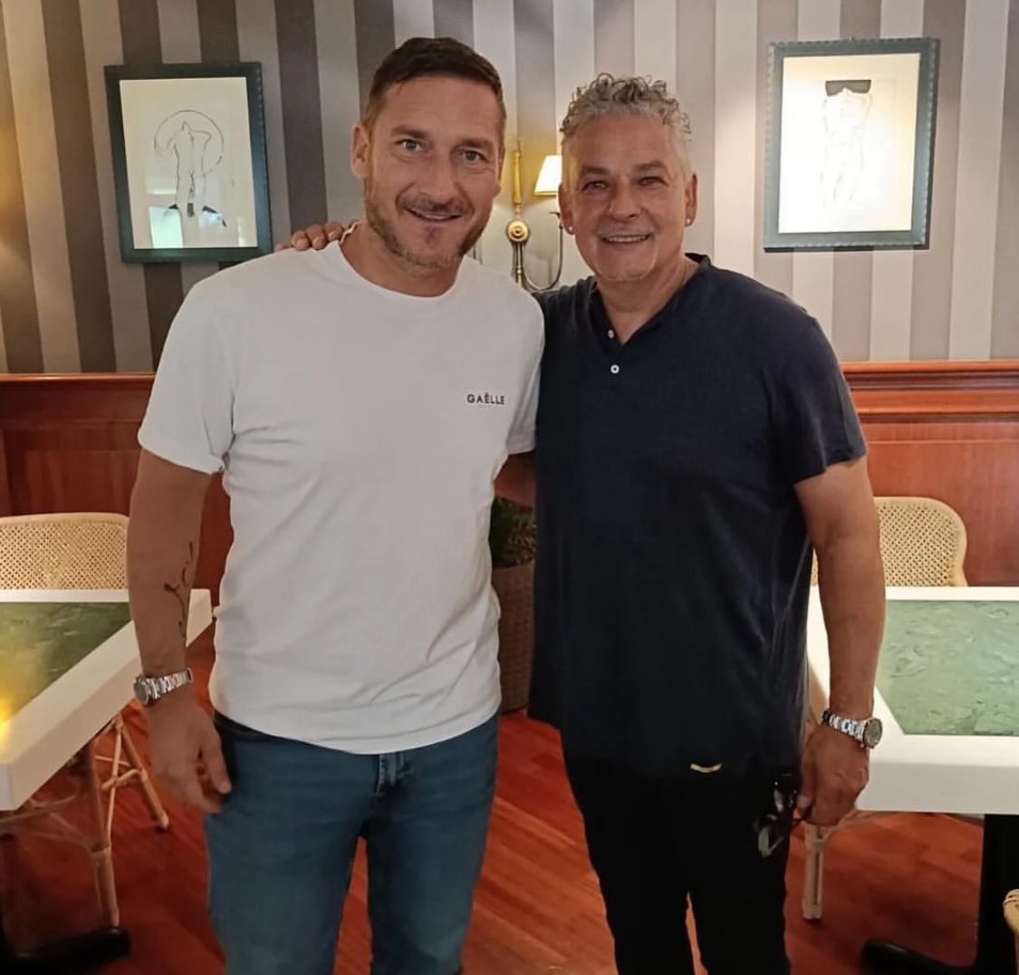 صوره بين الاسطورة الملك توتي ثاني هدافين الدوري الايطالي عبر التاريخ واكثر من صنع اهداف عبر تاريخ الدوري مع الاسطورة باجيو سابع هدافين الدوري عبر التاريخ ورابع اكثر من صنع في تاريخ الدوري ..