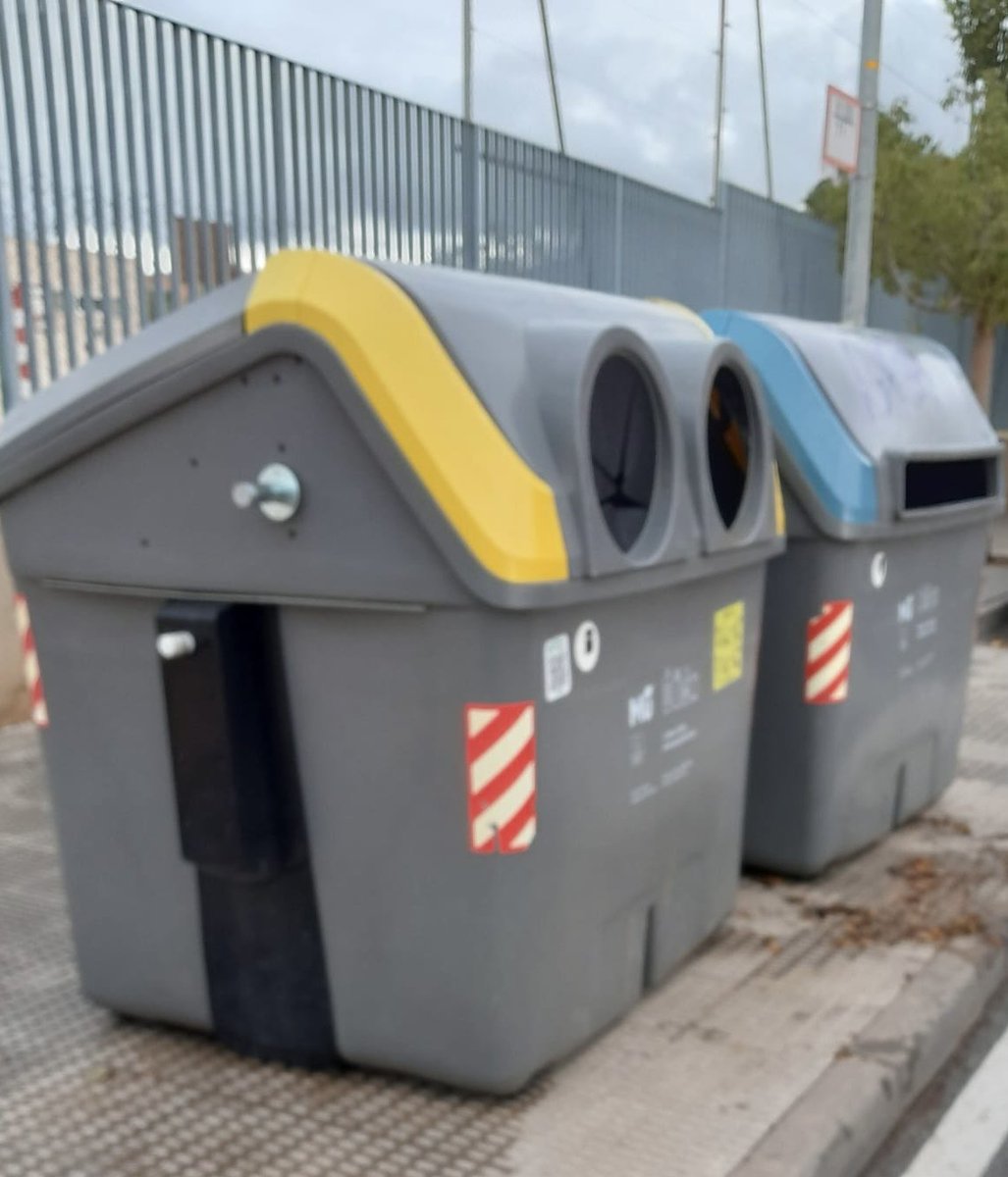 AytoMurcia's tweet photo. Los servicios municipales trabajan en la recolocación de los contenedores en diferentes puntos del municipio tras el episodio de lluvias intensas. https://t.co/6PwNiMwBPJ