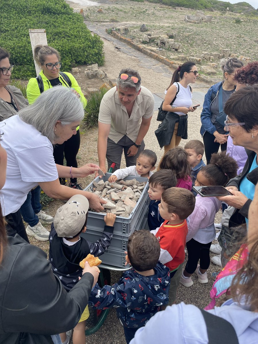 UCTharros's tweet photo. One of the great joys of our work is sharing the results with visitors to Tharros. 

@ClassicsUC @tharrosinfo
#archaeology #outreach https://t.co/OHp8hznI1B