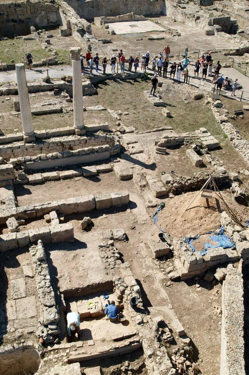 UCTharros's tweet photo. One of the great joys of our work is sharing the results with visitors to Tharros. 

@ClassicsUC @tharrosinfo
#archaeology #outreach https://t.co/OHp8hznI1B