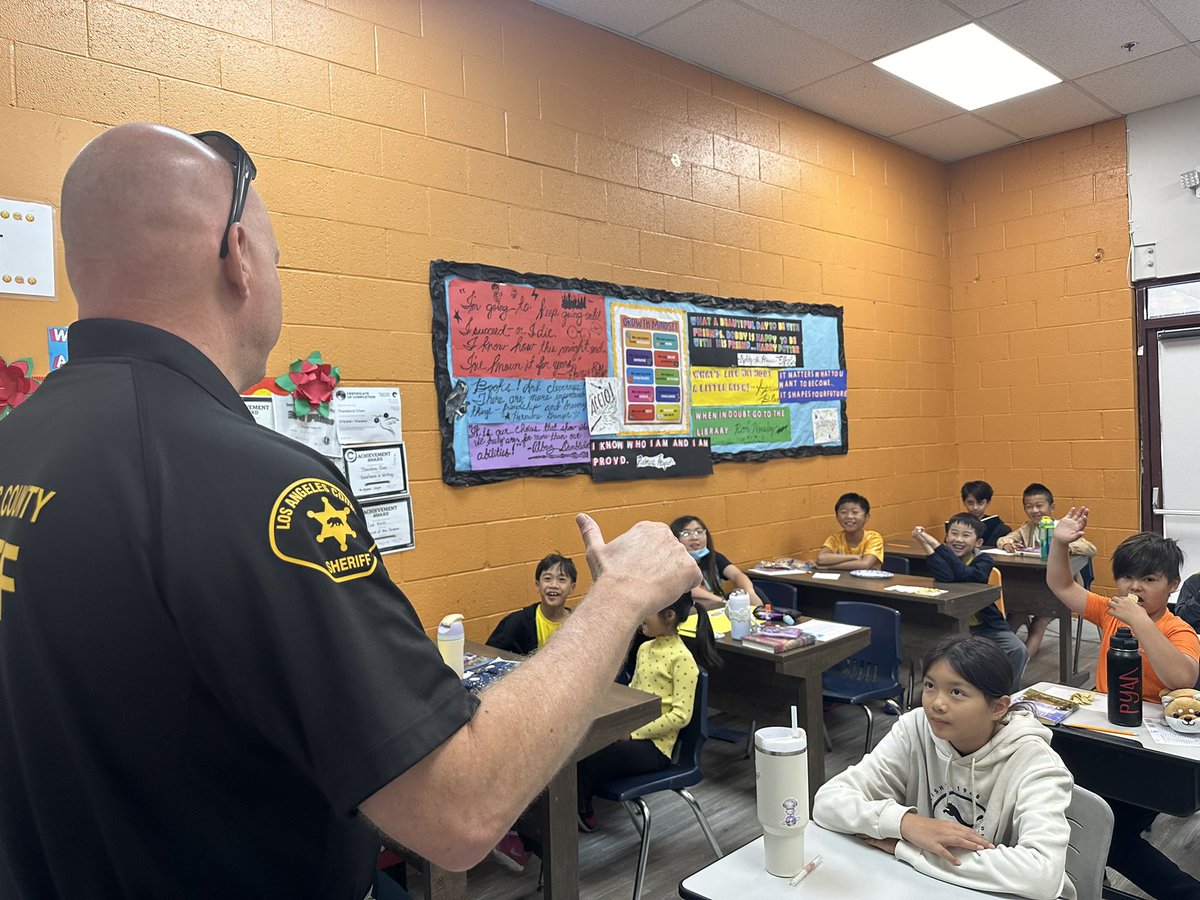WALDBLASD's tweet image. Deputy McDonald visited The Learning Tree in Walnut to talk to the students about the importance of practice drills for earthquakes, fires and lockdowns, in the case of an intruder at the school. #runhidefight