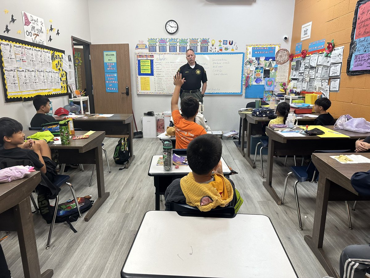 WALDBLASD's tweet image. Deputy McDonald visited The Learning Tree in Walnut to talk to the students about the importance of practice drills for earthquakes, fires and lockdowns, in the case of an intruder at the school. #runhidefight
