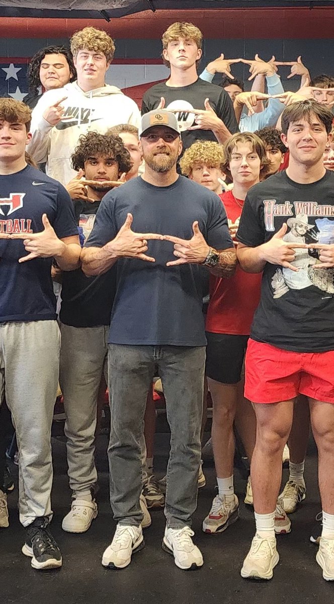 COACH_MURRAY34's tweet photo. Support local businesses that support your kids! Thank  Tice (NOTICE AUTOMOTIVE) and Tal Plumlee (FARM BUREAU INSURANCE), for their generous donations to allow our players game clocks. Thank you Matt Matt Arnett (ARNETT BUILT LLC), the donation that paid for workout gear. #ELITE https://t.co/gxnv7IV6uQ