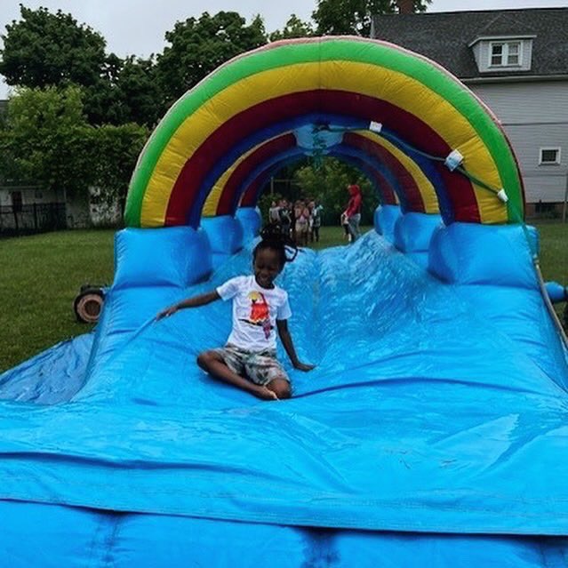 Rcsd34's tweet image. It may have been a gloomy day, but these SMILES were worth it! Yesterday, our #34 tigers who met their end of the year iReady goals were able to celebrate on a water slide! We are so proud of all the hard work these students put in this year!🛝🐾 #goalgetters #engagedlearning