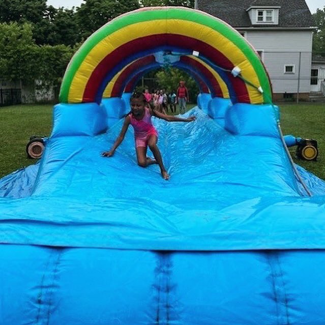 Rcsd34's tweet image. It may have been a gloomy day, but these SMILES were worth it! Yesterday, our #34 tigers who met their end of the year iReady goals were able to celebrate on a water slide! We are so proud of all the hard work these students put in this year!🛝🐾 #goalgetters #engagedlearning