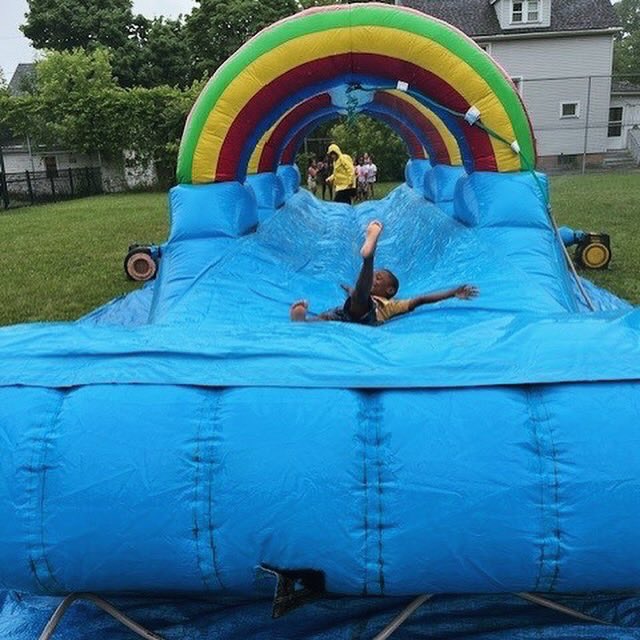 Rcsd34's tweet image. It may have been a gloomy day, but these SMILES were worth it! Yesterday, our #34 tigers who met their end of the year iReady goals were able to celebrate on a water slide! We are so proud of all the hard work these students put in this year!🛝🐾 #goalgetters #engagedlearning